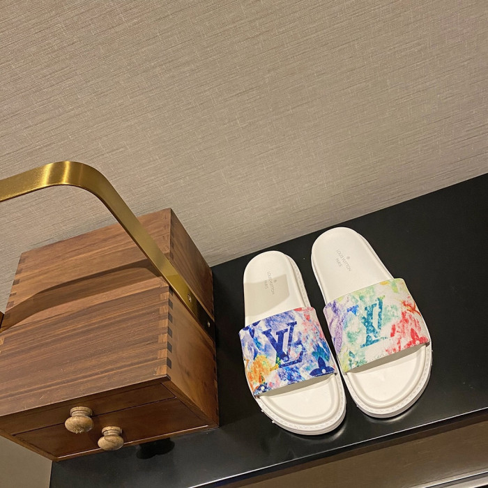 LV  SLIPPERS