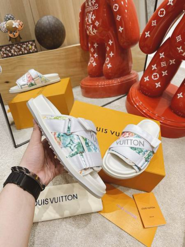 LV  SLIPPERS