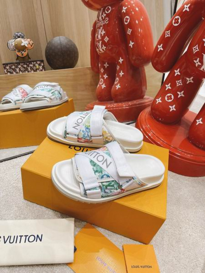 LV  SLIPPERS