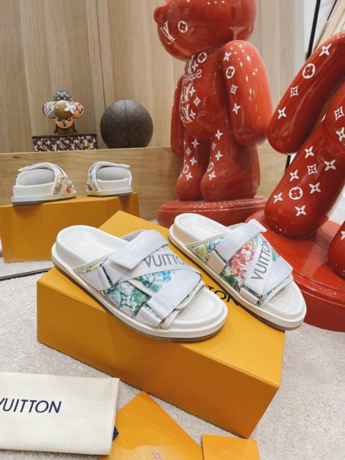 LV  SLIPPERS