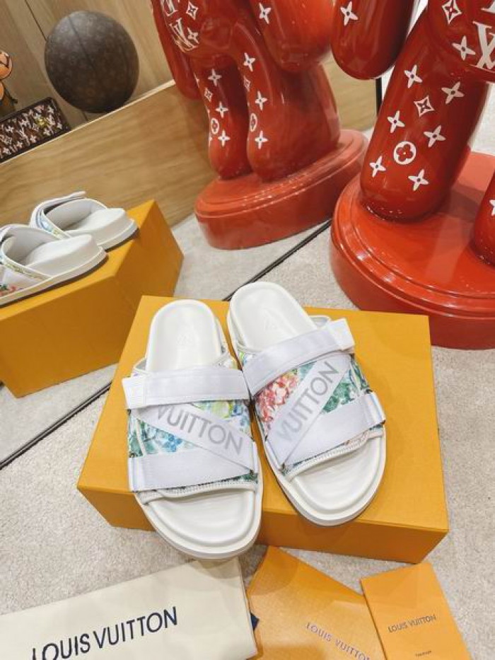 LV  SLIPPERS