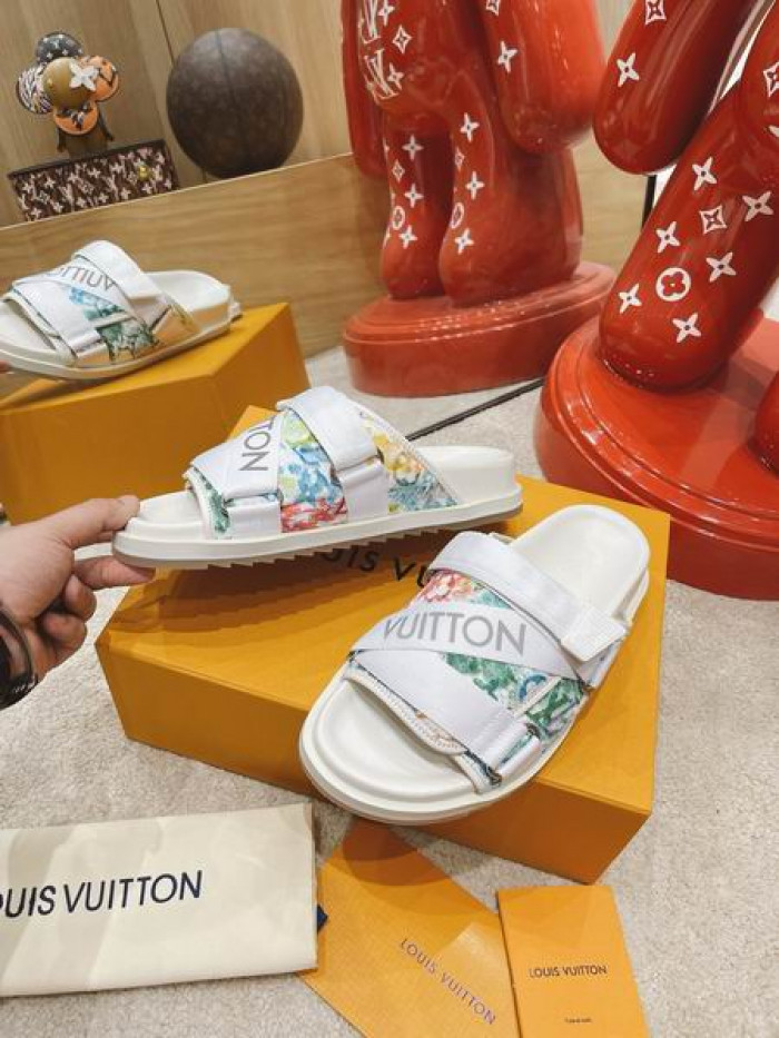 LV  SLIPPERS