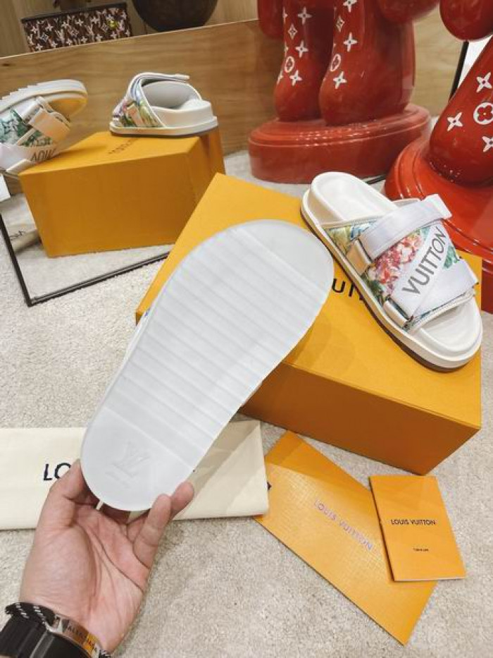 LV  SLIPPERS